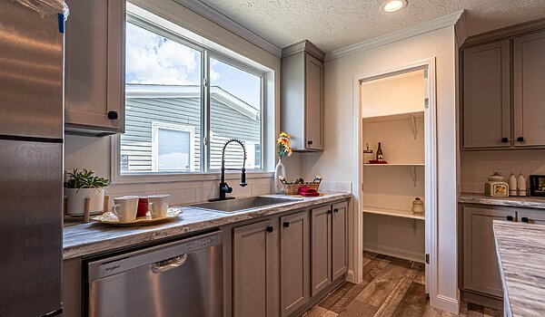 Palm Harbor Limited / 28563T Kitchen 114540