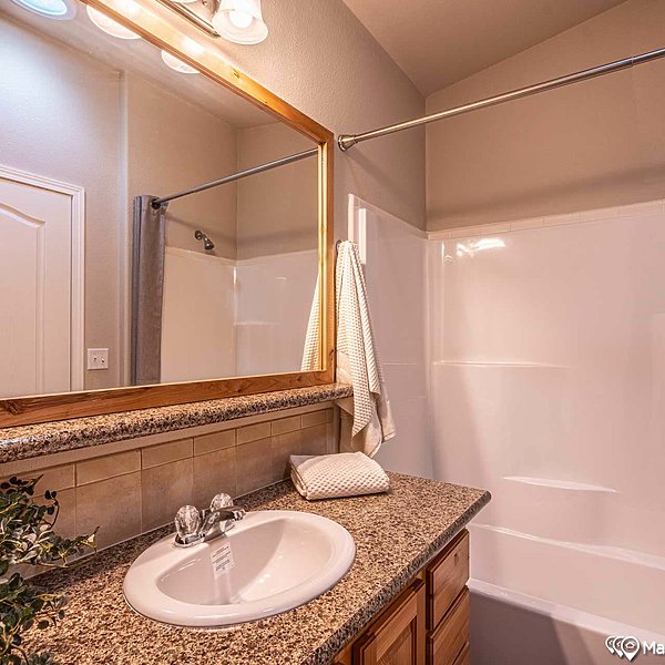 400 Series / The Metolius Cabin 28562A Bathroom 43821