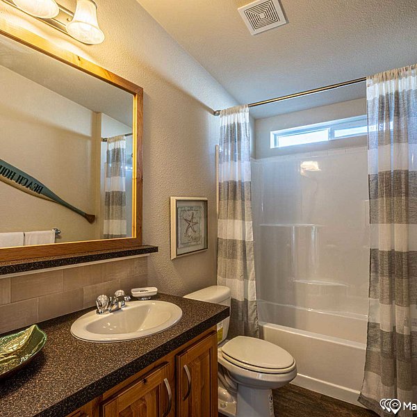 400 Series / The Sunset Bay 28563B Bathroom 43956