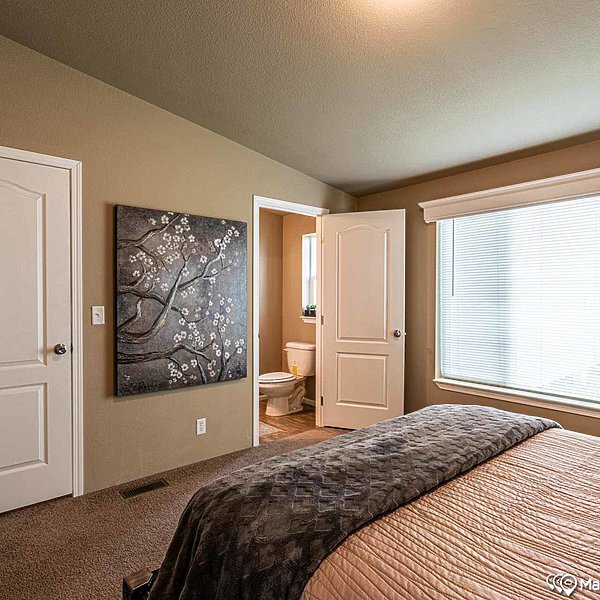 400 Series / The River’s Edge 28362B Bedroom 43912