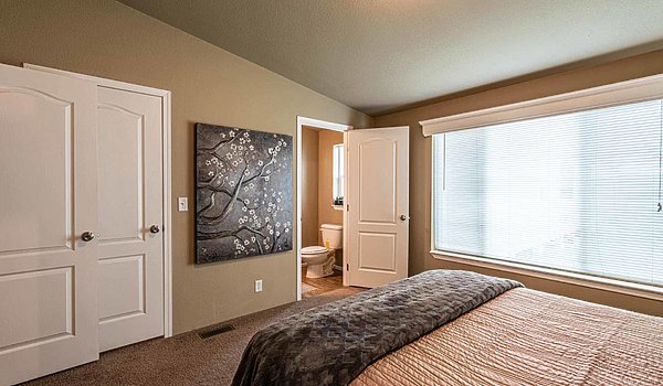 400 Series / The River’s Edge 28362B Bedroom 43912