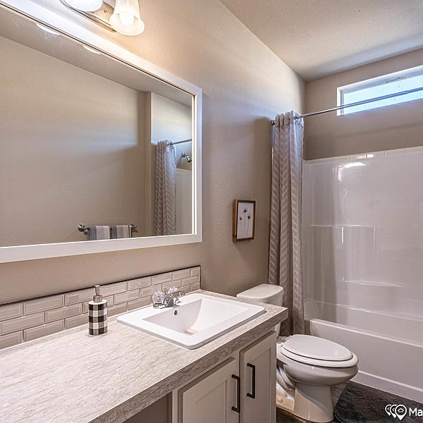 Palm Harbor / The Farmhouse HD30633F Bathroom 43746