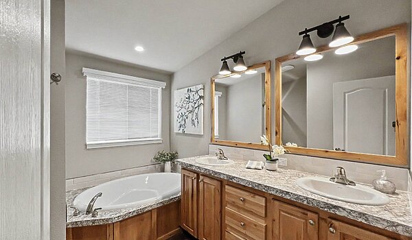 400 Series / The Santiam 28603C Bathroom 131090