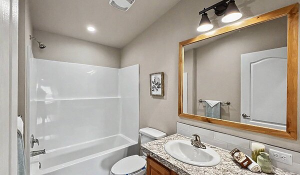 400 Series / The Santiam 28603C Bathroom 131092