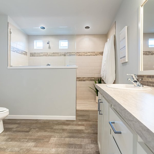 400 Series / The Sunset Bay 28563B-2 Bathroom 70589