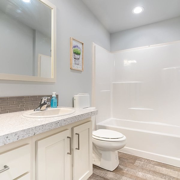 400 Series / The Sunset Bay 28563B-2 Bathroom 70592