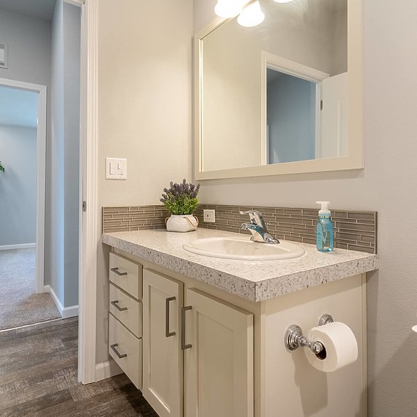 400 Series / The Sunset Bay 28563B-2 Bathroom 70593