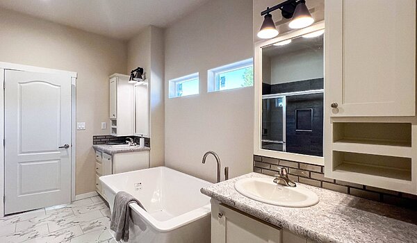 5000 Series / Yellowstone 42644A Bathroom 121066