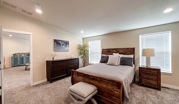 5000 Series / Yellowstone 42644A Bedroom 121061