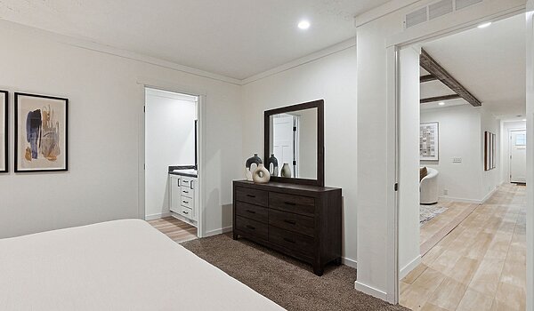 Lake Manor / Highland Interior 128814
