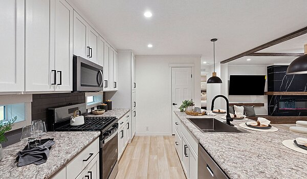 Lake Manor / Highland Interior 128809