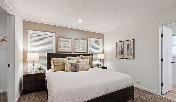 Lake Manor / Highland Interior 128813