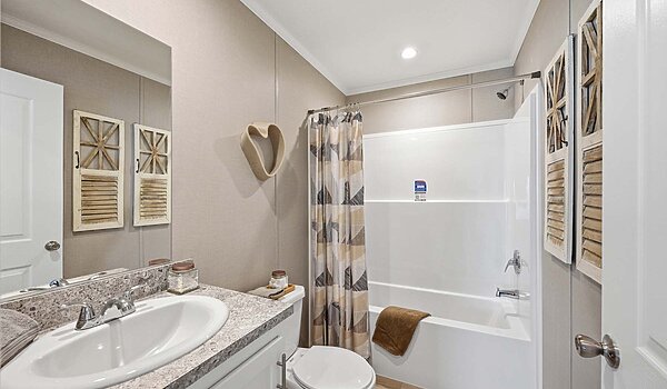 Lake Manor / Ontario Bathroom 148858