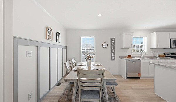 Lake Manor / Ontario Interior 148861