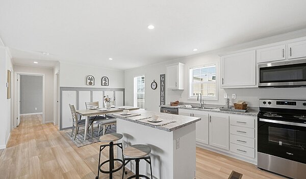Lake Manor / Ontario Interior 133202