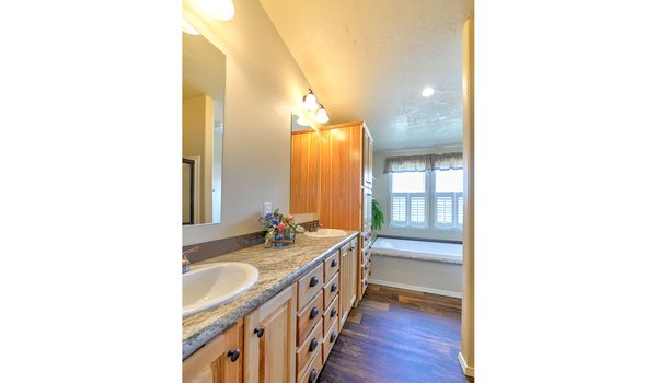 Grand Teton / AV-7694B Bathroom 22454