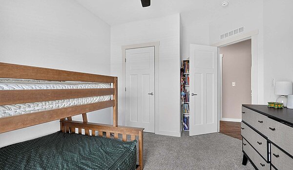 Central Great Plains / Hidden Valley 2976 Bedroom 144784