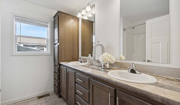 Enterprise / Aurora-E Bathroom 140274