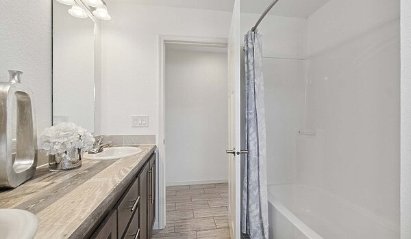 Enterprise / Aurora-E Bathroom 140275