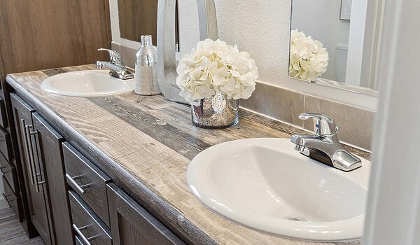 Enterprise / Aurora-E Bathroom 140276