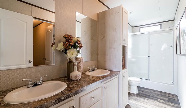 New Moon Doublewides / NM3248B Bathroom 33137