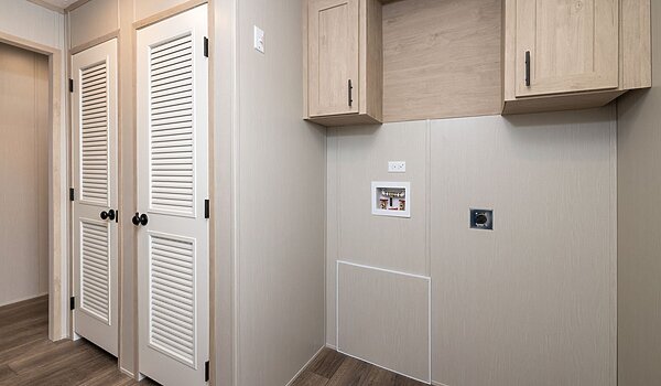 Essential / Vision 46ESS32684AH Interior 120398