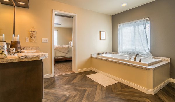 Impression Series / The Missouri Bathroom 13135