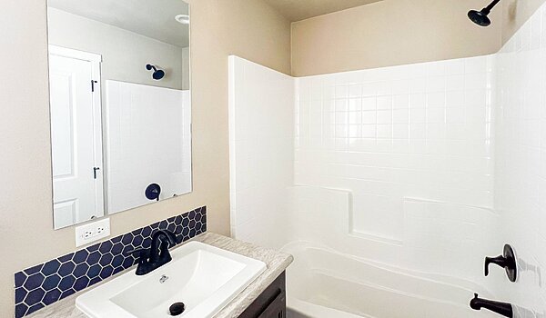 Columbia River Collection Single-Wide / 1001 Bathroom 118965