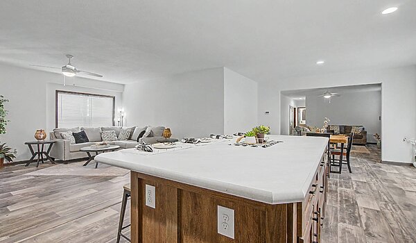 Landmark Series / Willowood 9L32764B (2LM1023-V) Interior 130015