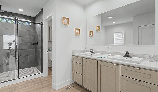 Landmark Series / Lionel 9L32683A (2LM1021-V) Bathroom 130080