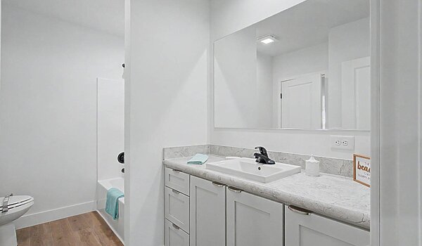 Landmark Series / Lionel 9L32683A (2LM1021-V) Bathroom 130082