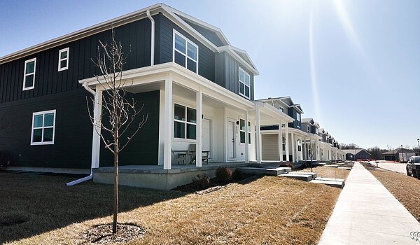 Premier-Residential Attached / Almont Exterior 126787