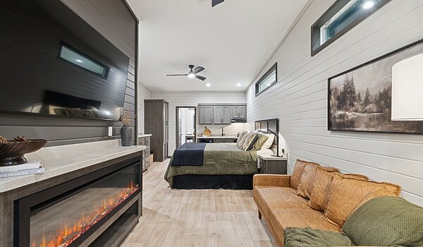 Eagle / 14361H Interior 121515