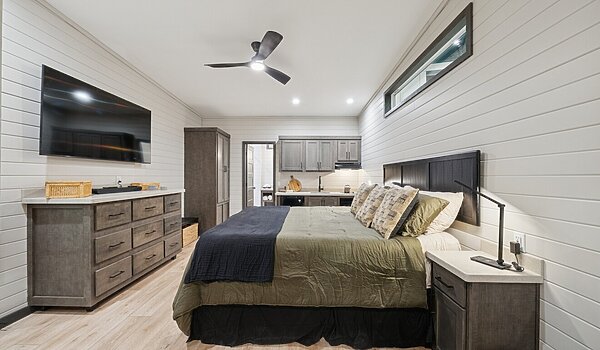 Eagle / 14361H Interior 121518