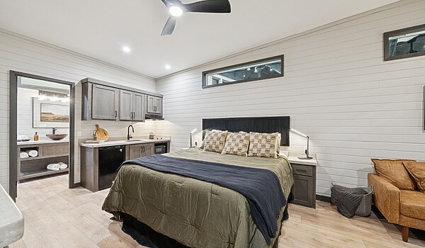 Eagle / 14361H Interior 121520