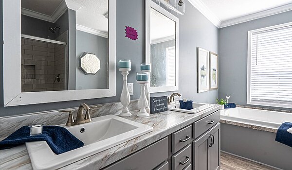 Classic Series DW / The Riverview 5036-62-3-32 3BR V2 Bathroom 114350