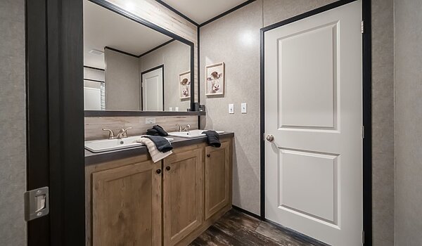 Savannah Living / The Tributary 37SAV32563AH Bathroom 144096