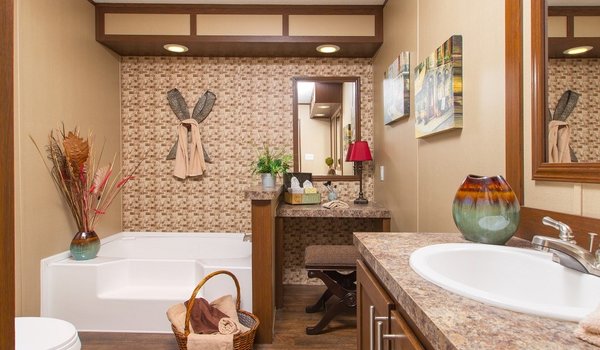 Commander / The Drake Bathroom 8123