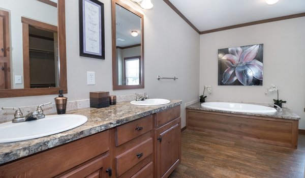 Schult / The Charleston Bathroom 9729