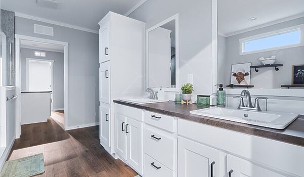 Alpine Series / The Olympus 32SAP32744B Interior 120077