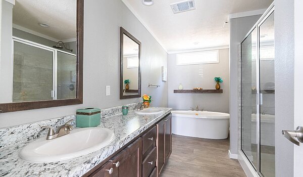 New Vision / The Suite Sara Bathroom 118285
