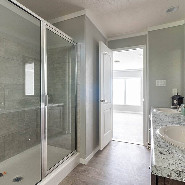 New Vision / The Suite Sara Bathroom 118286