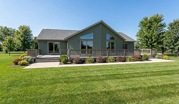 Cottage / 2060 Lakewood Plus Exterior 55398