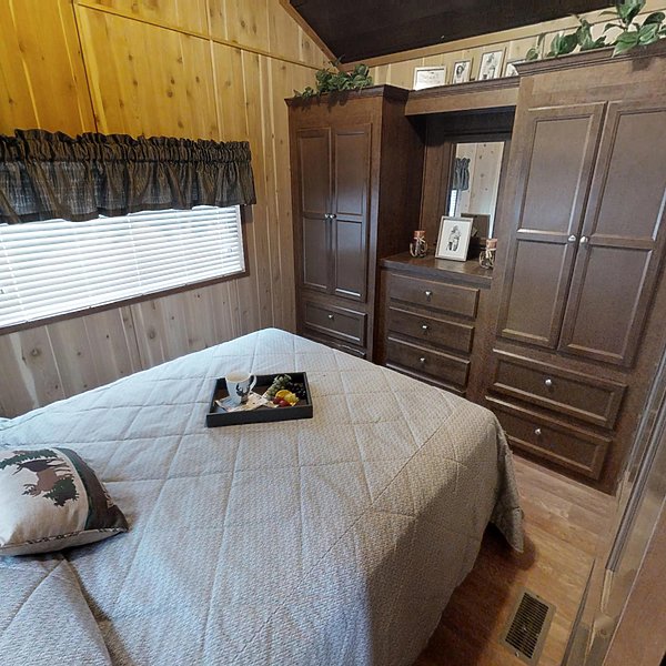 America's Park Cabins Lodge Series / ND-39 Bedroom 56142