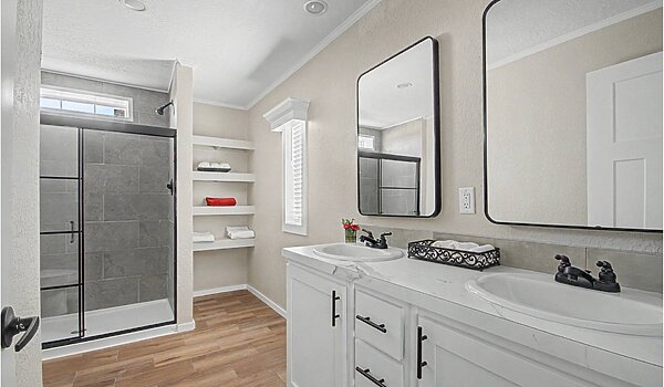 Emerald Doublewide / EM28483A Bathroom 132114
